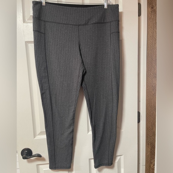 MAURICES In Motion Leggings Grey/Black pattern Plus
Size 2 - Picture 2 of 5